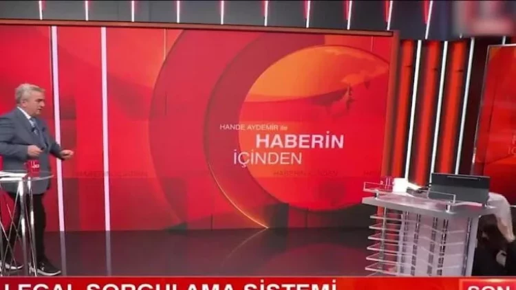 Aparıcı canlı yayımda yıxıldı - VİDEO