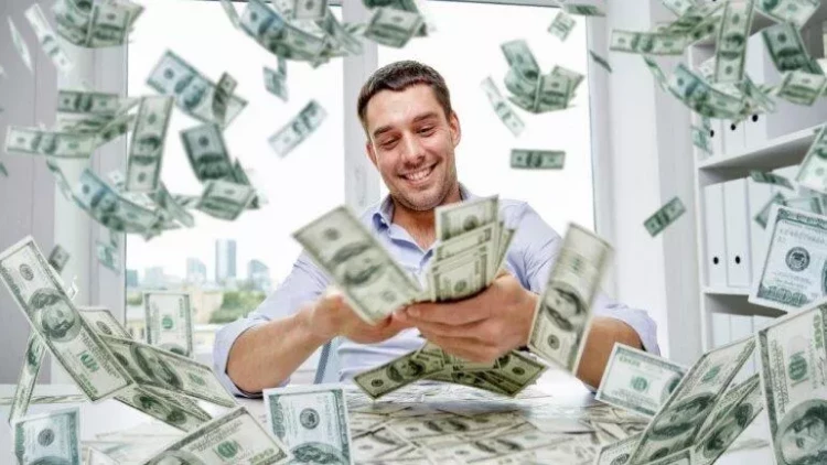 Evindən qəpik tapdı, milyonçu oldu - Maraqlı HADİSƏ