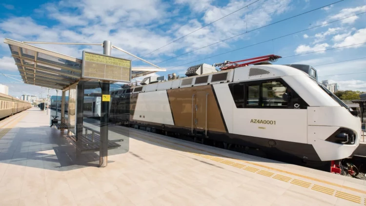 Ağstafadan Bakıya gələn sürət qatarına ziyan dəydi - FOTO