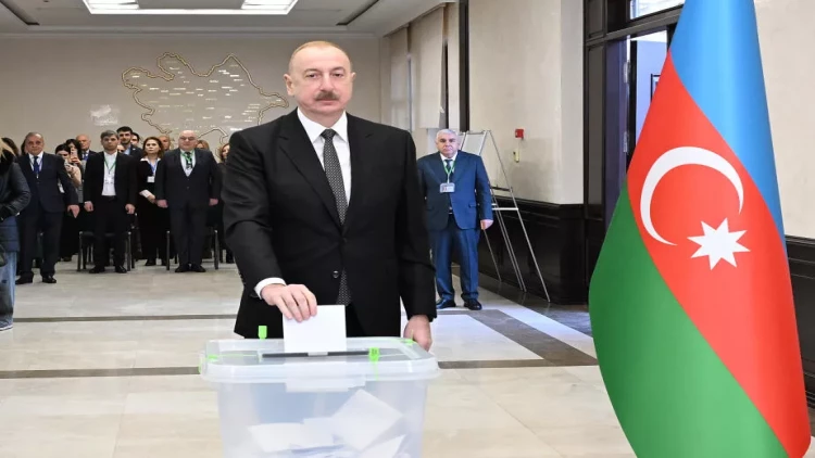 Prezident 1 saylı seçki məntəqəsində səs verib - VİDEO - FOTO