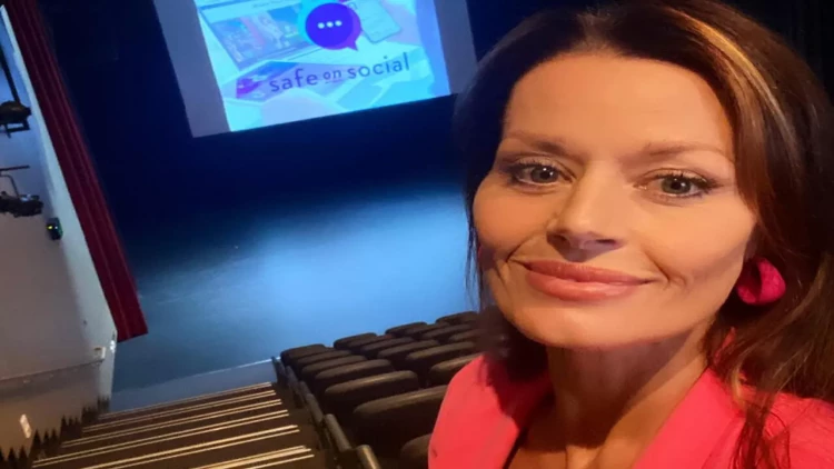 45 yaşlı aktrisa 7-ci övladına hamilədir - FOTO