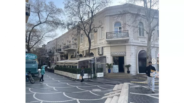 “Fəvvarələr” meydanındakı bu tikili sökülür - FOTOlar