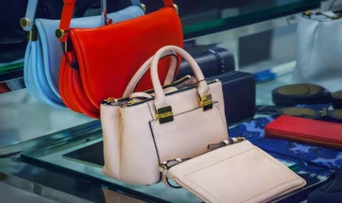 Əsrin uğursuzluğu: çantanın üzərindəki yazı qadını ələ verdi - FOTO