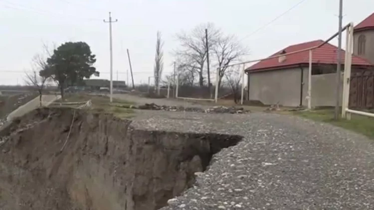 Bu kənd təhlükəli vəziyyətdədir: Çay öz məcrasından çıxıb...