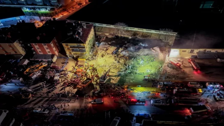 Çökən binadan insanlar belə xilas edildi - VİDEO