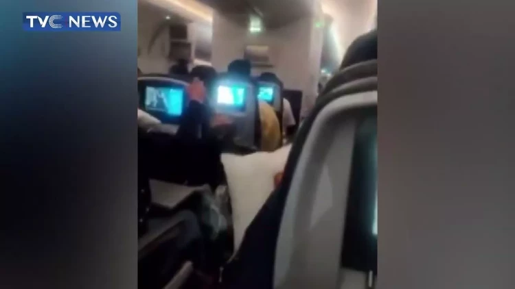 Vaşinqtona uçan təyyarə qəza enişi etdi - Yaralılar var - VİDEO