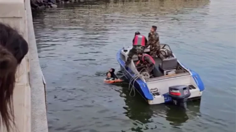 Bulvarda dənizə düşən şəxs belə xilas edildi - VİDEO