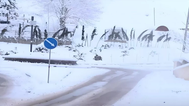 Şamaxıda güclü qar: Avtomobillər yolda qaldı