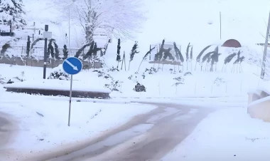 Şamaxıda güclü qar: Avtomobillər yolda qaldı