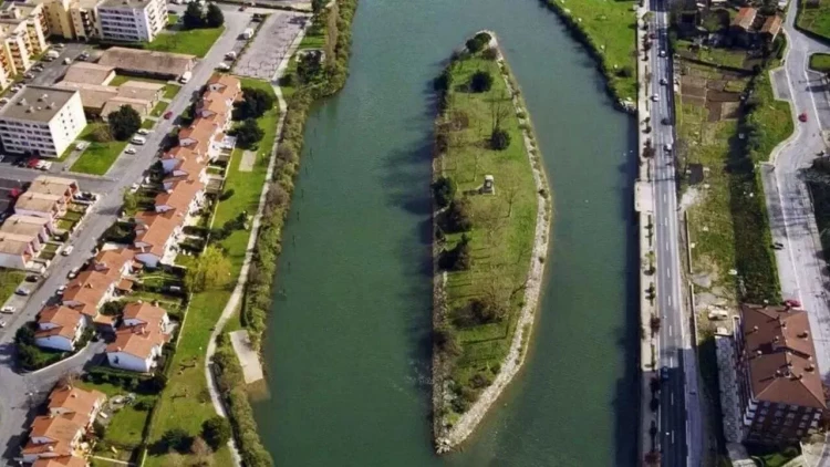 Avropanın ən qeyri-adi sərhədi: Bu ada altı aydan bir ölkə dəyişir - FOTO