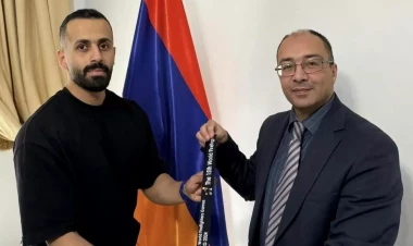 İranlı idmançı qızıl medalını erməni səfirə verdi - FOTO