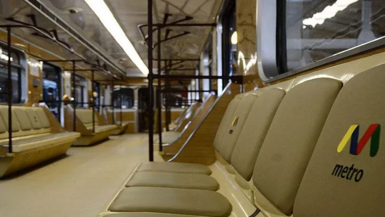 Bakı metrosunda gənclərin bu hərəkəti qınandı - VİDEO