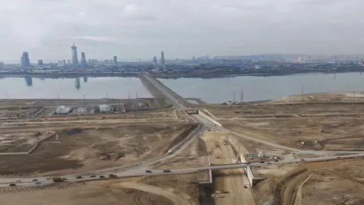 Bakıda su üzərindən yol çəkilir - Tıxaca son qoyulacaq - VİDEO