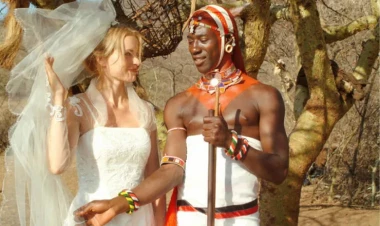 Afrikada vəhşi qəbilə üzvünə aşiq olan isveçrəli qadının sərgüzəştləri - FOTOlar