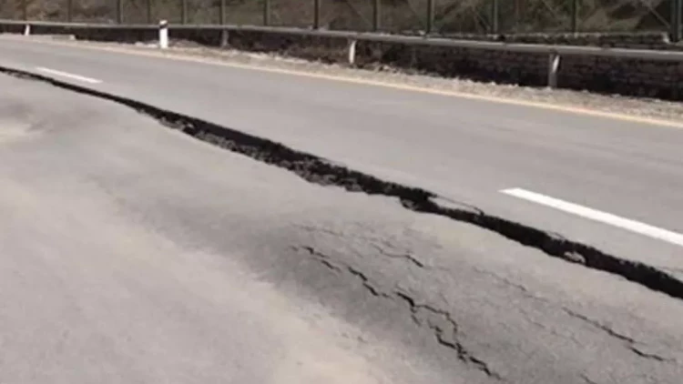 Diqqət! Bu yolda sürüşmə ehtimalı var - VİDEO