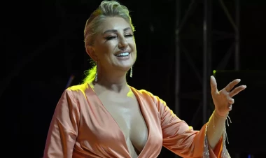 66 yaşlı müğənni geyimi və rəqsi ilə diqqət çəkdi - VİDEO