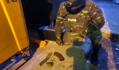 Bakıda küçədə əl qumbarası və avtomat tapıldı - FOTO