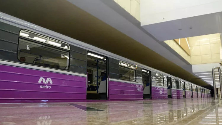Metroda yenə problem - Sərnişinlər düşürüldü - YENİLƏNİB - VİDEO