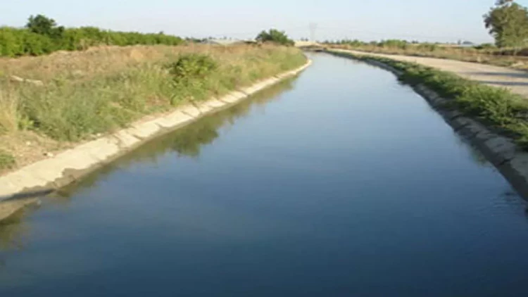 Ağdaşda avtomobil kanala düşüb