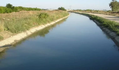 Ağdaşda avtomobil kanala düşüb