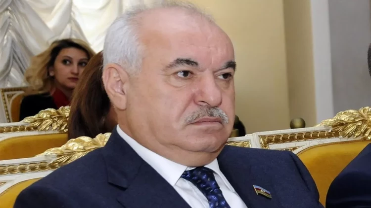 Evlərini, Novxanıdakı villasını, avtomobillərini satdı