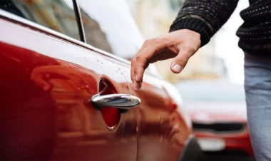 Avtomobilə toxunduqda yüngülvari elektrik vurur? - Ekspertdən həyati təhlükə barədə XƏBƏRDARLIQ