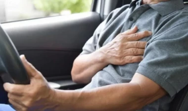 Sükan arxasında infarkt keçirib maşını səkiyə çırpdı: Ölən var