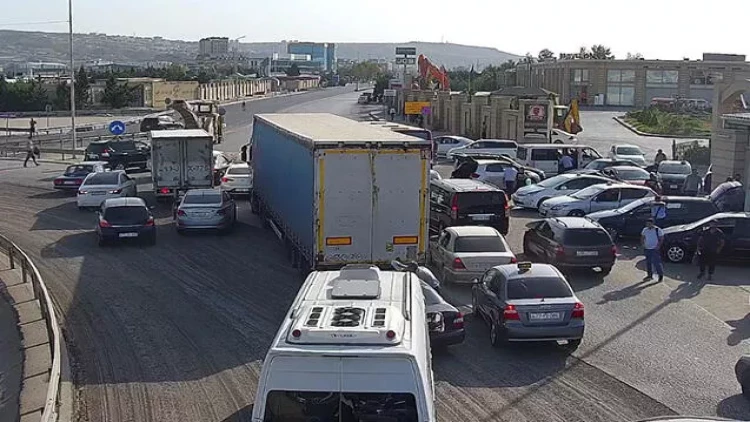Bakının cənub girişi bağlandı - FOTO