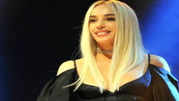 Türkiyəli pop ulduzun geyimi müzakirələr yaratdı - VİDEO