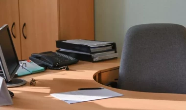 20-yə yaxın məmur onunla əlbir olub pulları mənimsəyib - Adlar