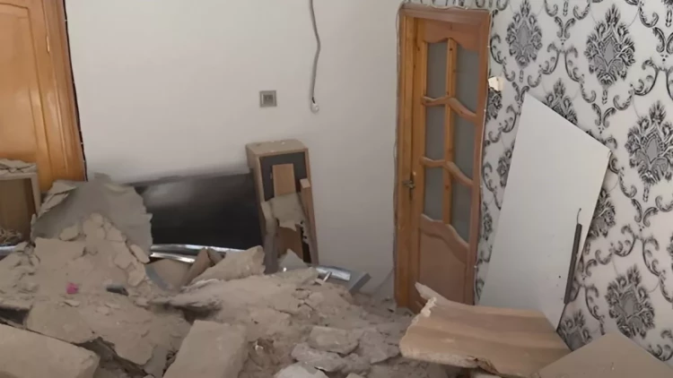 Bakıda yaşayış binasının damı uçdu - VİDEO