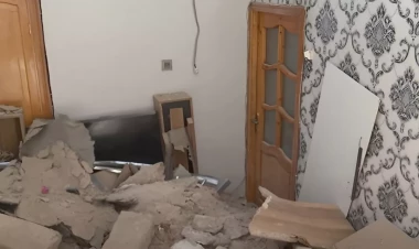 Bakıda yaşayış binasının damı uçdu - VİDEO