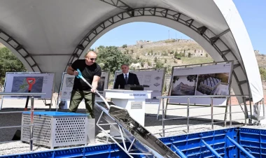 İlham Əliyev Kəlbəcərdə inzibati binanın təməlini qoyub - VİDEO - FOTO