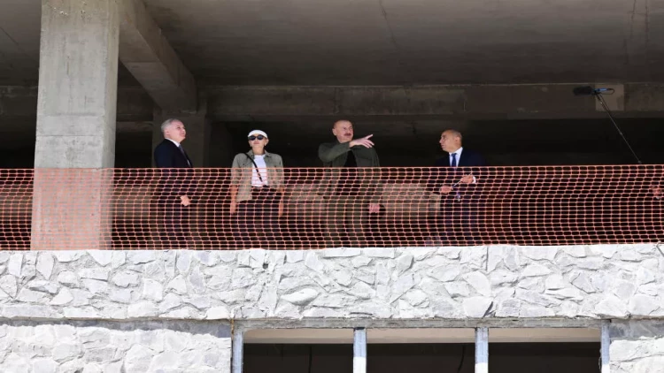 İlham Əliyev və Mehriban Əliyeva Kəlbəcər Şəhər Təhsil Kompleksində aparılan işlərlə tanış olublar - FOTO