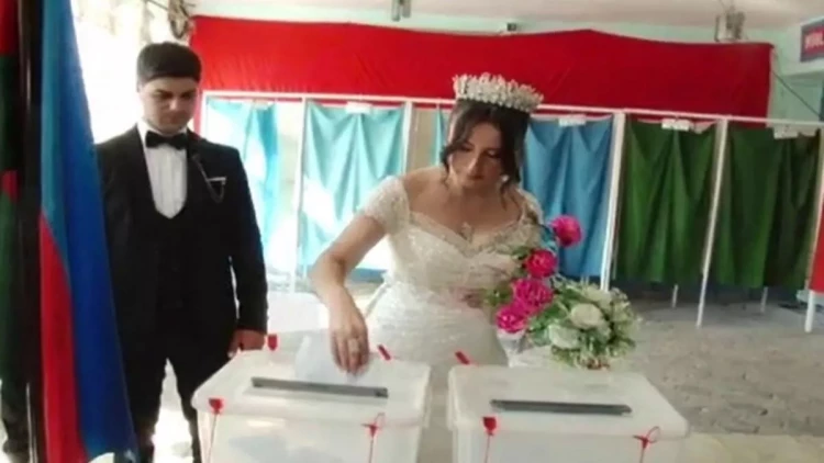 Daha bir bəylə gəlin səsvermədə iştirak edib - FOTOLAR