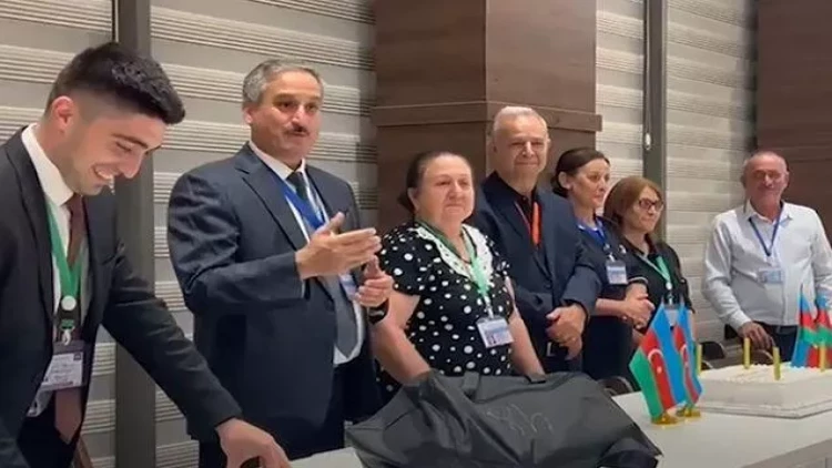 Müşahidəçinin mahnı oxuması maraqla qarşılandı – VİDEO