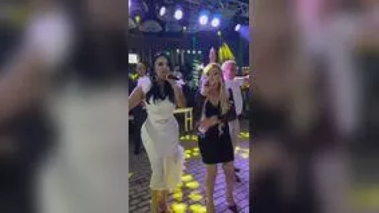 Azərbaycanlı müğənnilərin çıxışı zamanı HƏYƏCANLI ANLAR - VİDEO