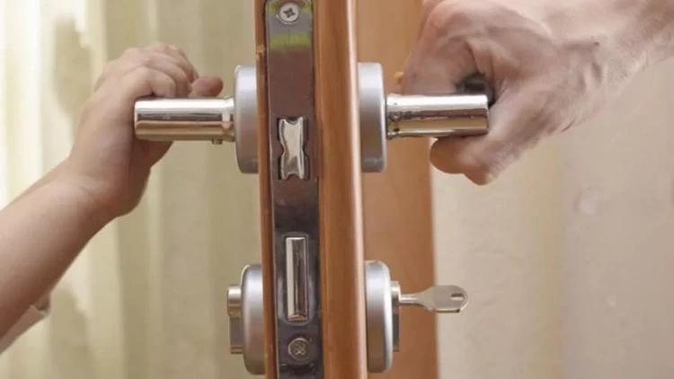 Bağlı qapı arxasında köməksiz vəziyyətdə qalan 6 azyaşlı xilas edildi