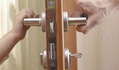 Bağlı qapı arxasında köməksiz vəziyyətdə qalan 6 azyaşlı xilas edildi