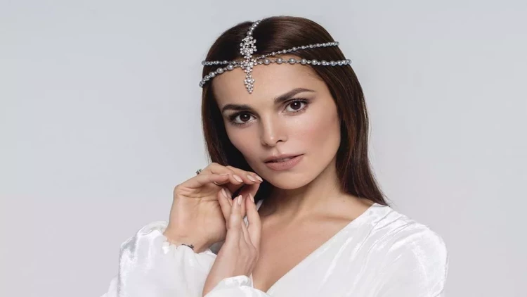 Məşhur müğənninin qəribə pəhrizi – Mismar batırılan alma yeyir