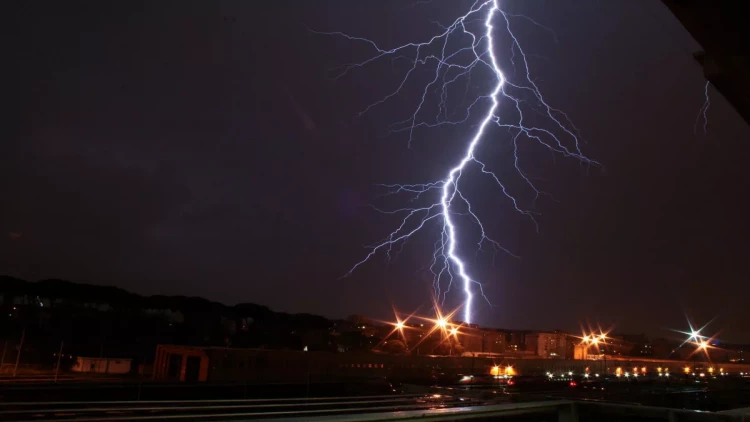 Balakəndə sinif otağını ildırım vurdu