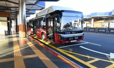Bakıda avtobuslar üçün çəkilən zolaq obyekt sahiblərini narahat edir - VİDEO