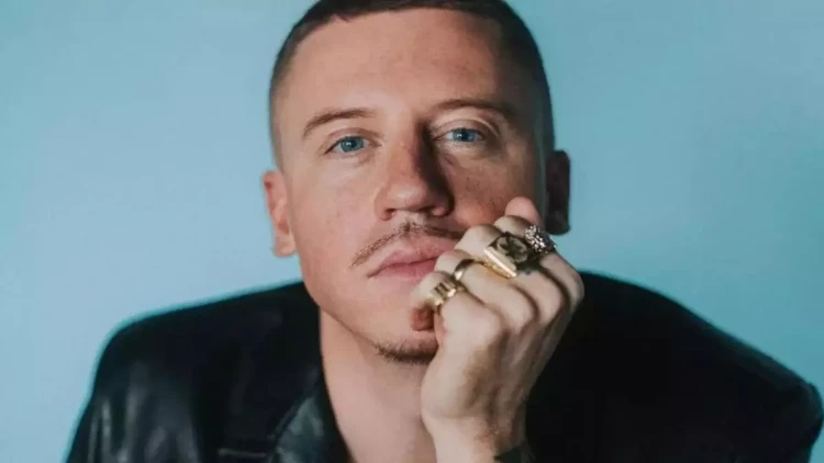 Səhnəyə çıxardığı qadın həbs olundu - FOTO