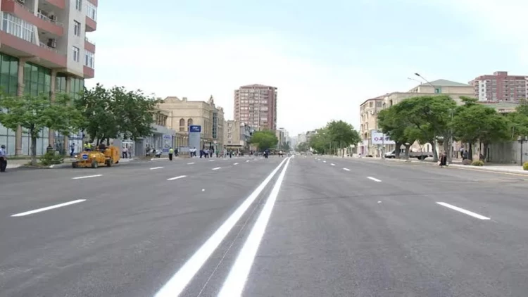 Sürücüləri çaşbaş salan nişanlanma - Həm parkinq, həm avtobus zolağı?