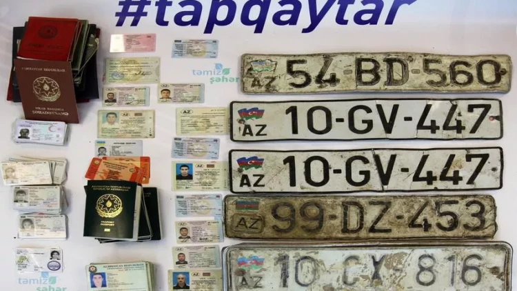 Tullantıların içərisindən tapılan sənədlər və avtomobil nömrələri polisə təhvil verildi - FOTO
