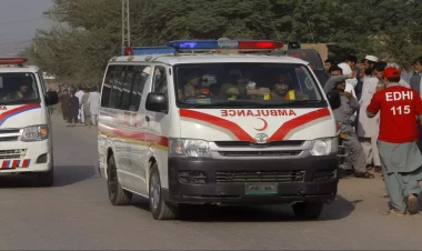 Pakistanda məktəb mikroavtobusu atəşə tutuldu