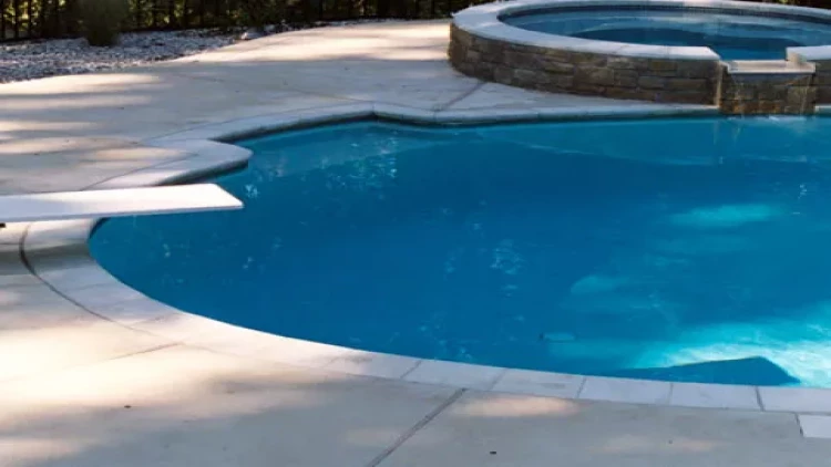 Gənc qızın hovuza atlaması müzakirə yaratdı - VİDEO