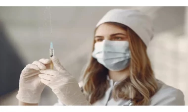 Minlərlə britaniyalı COVID peyvəndlərinin mənfi təsirlərinə görə təzminat istəyir