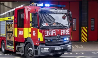 Londonun mərkəzində tarixi binada yanğın: 100-dən çox yanğınsöndürən hadisə yerində - FOTO