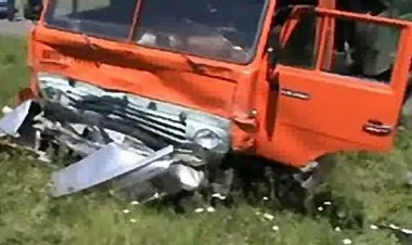 Şəmkirdə “KaMaz” avtomobillə toqquşdu - 2 nəfər ölüb